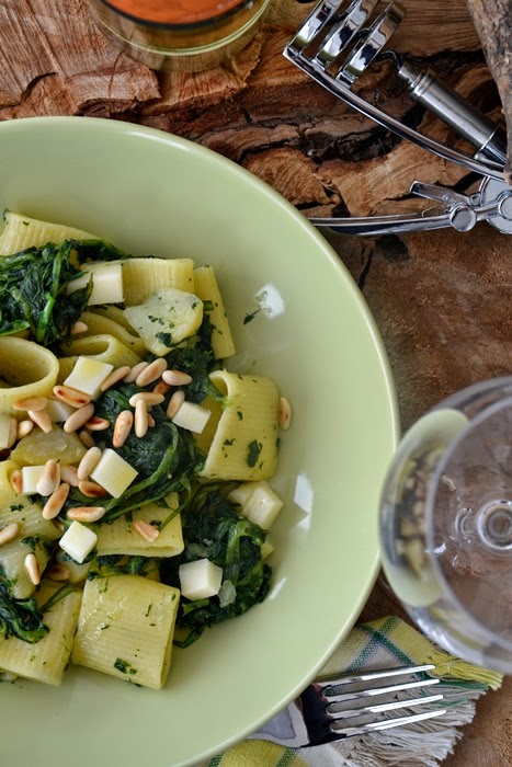 mezzi paccheri al tarassaco e patate con scamorza