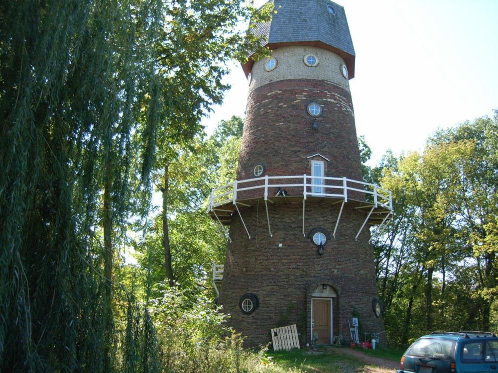 Brady's Bunch of Lorain County Nostalgia Own the Windmill on Kolbe Road