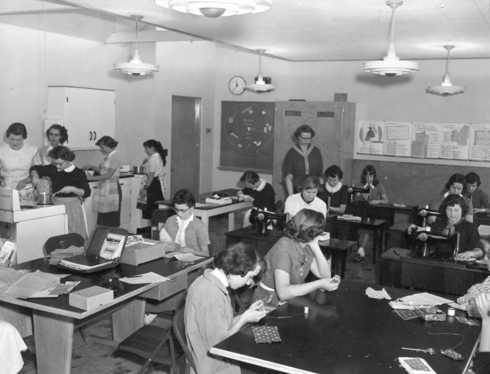 Fascinating Vintage Photos of Girls Attending Home Economics Classes 1920s 1930s - 52