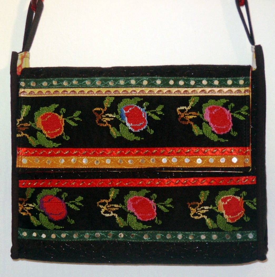 PazzaPazza: BAGS with vintage Bedouin embroidery