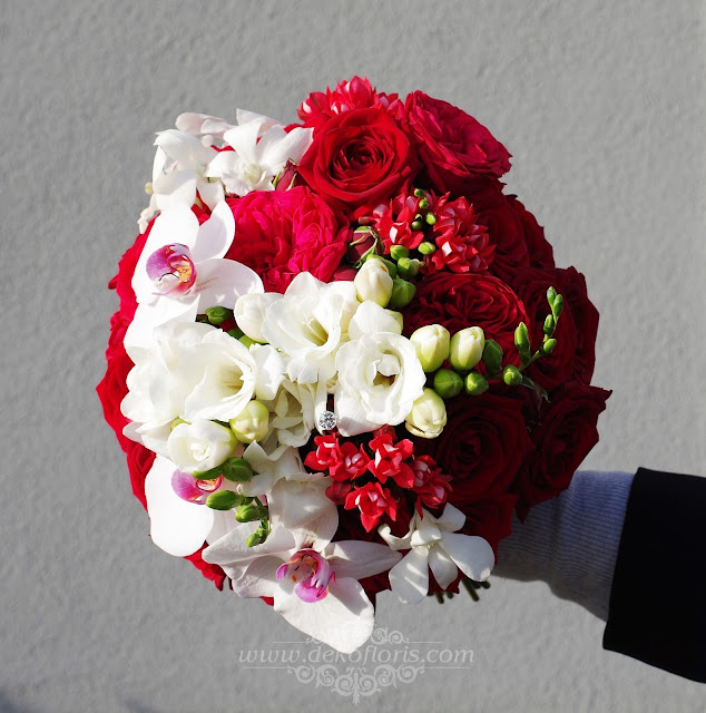 Czerwony bukiet ślubny róże i storczyki
