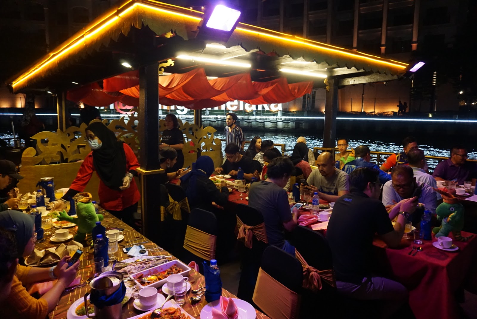 Kedai makan malam melaka