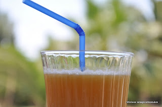 Πορτοκαλένιο smoothie με ανανά και μπανάνα