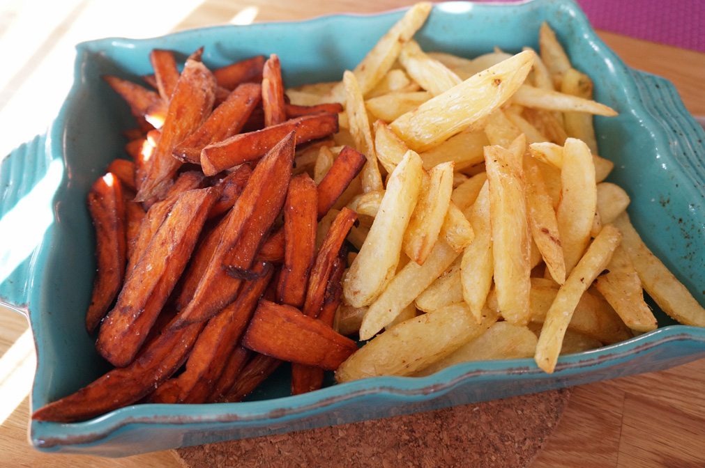 Hemmagjorda pommes frites av både vanlig potatis och sötpotatis