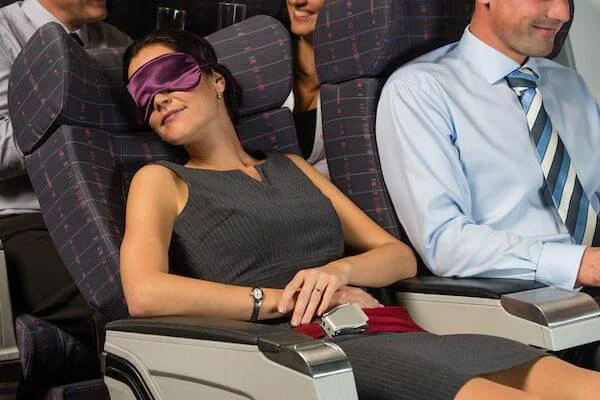 機内で快適に寝る女性