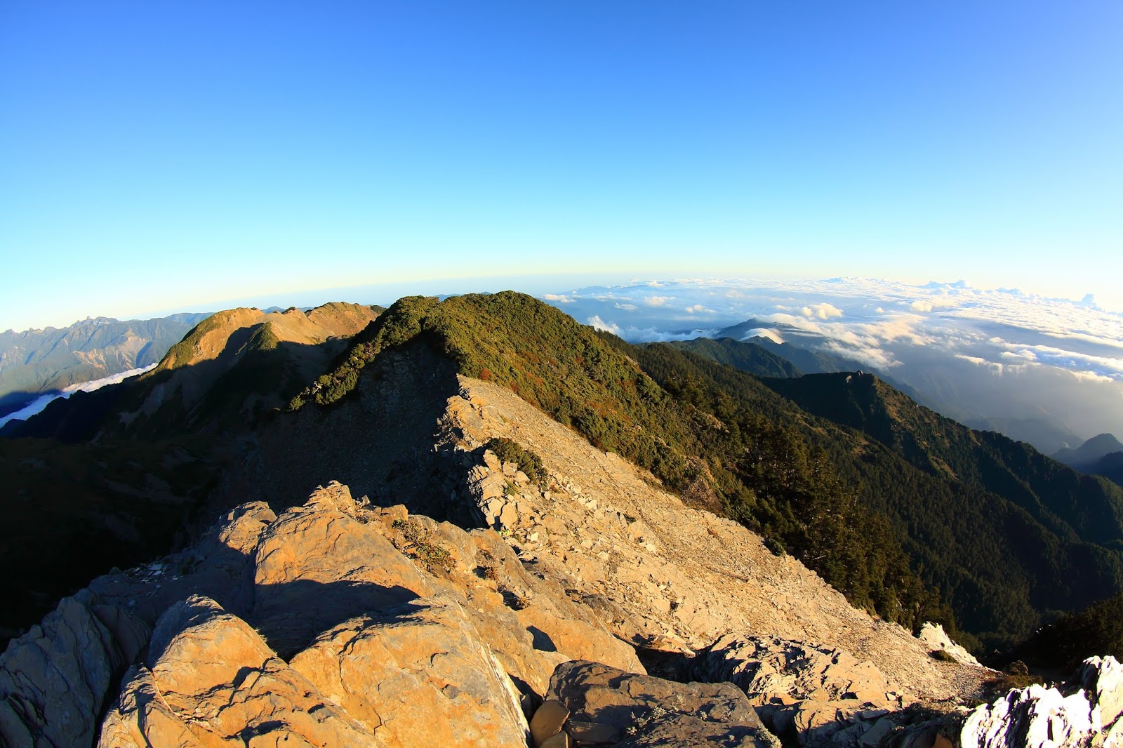 望向南湖北山以及五岩峰的山稜