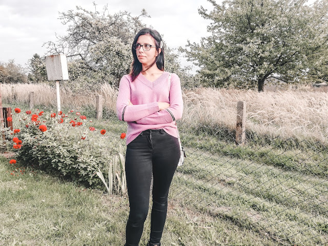 Jesienny sweterek z ozdobnymi rozcięciami przy dekolcie i zamkami na rękawach w kolorze wrzosu. Dresslily