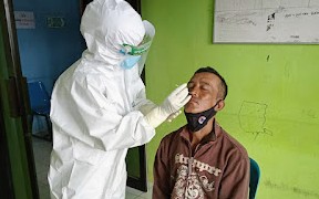 80 Pekerja PT Adhi Karya Jalani Sweb Antigen, Hasilnya Masih Sama Tim Medis September 17, 2021