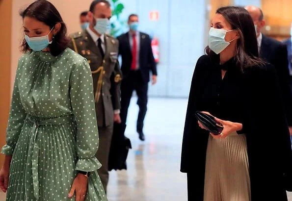 Queen Letizia wore a pleated skirt from Massimo Dutti, and a black pumps from Manolo Blahnik, at National Fashion Industry Awards ceremony