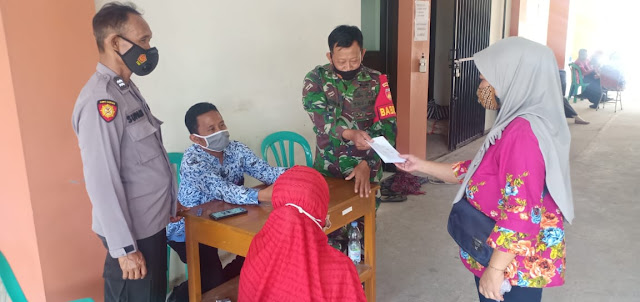 Penyaluran BST di Desa Wonorejo Terus di Kawal Babinsa Penyaluran BST di Desa Wonorejo Terus di Kawal Babinsa