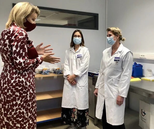 Queen Mathilde wore a new silk satin midi dress from Gabriela Hearts. Queen spoke with some volunteers. Josefina silk satin dress