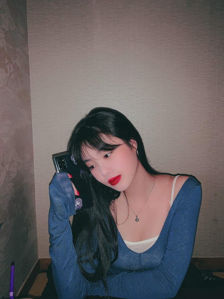 Knetz admire (G)I-DLE Soojin's amazing charms and beauty in her selca!