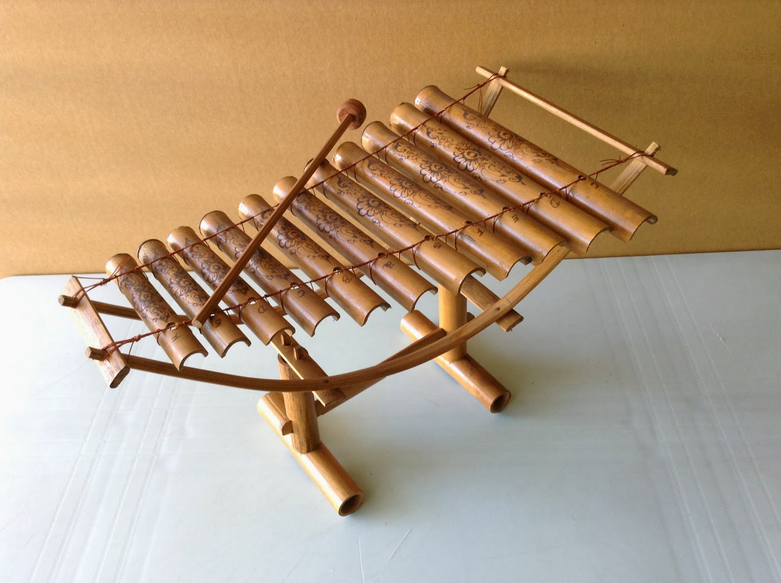Blog147MD376 Deco/ Borneo Island Handmade Bamboo Xylophone SWAN