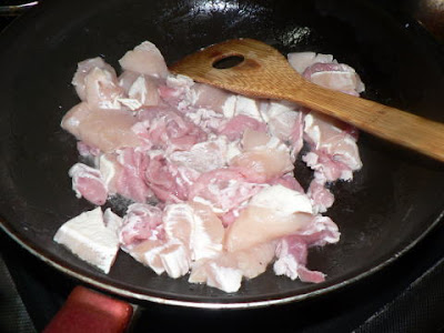 肉を炒める