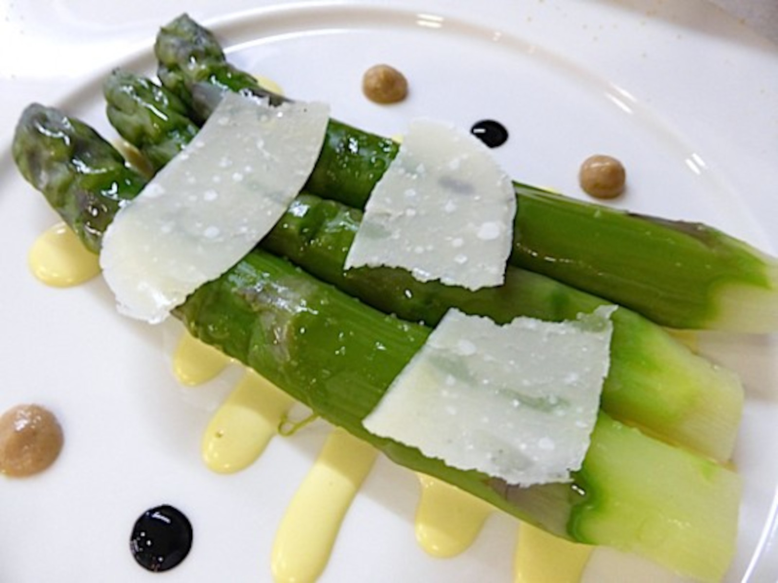 Grosses asperges vertes de pays vinaigrette au jaune d’oeuf dur