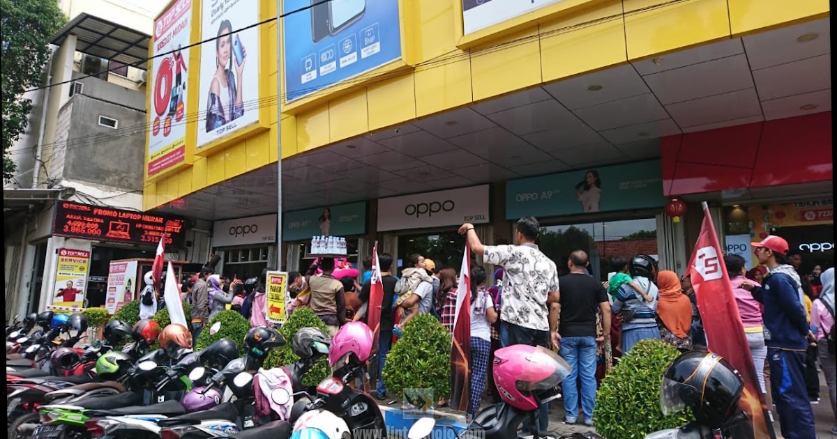 Barongsai Warna Pink Meliuk Liuk Hibur Pengunjung Topsell