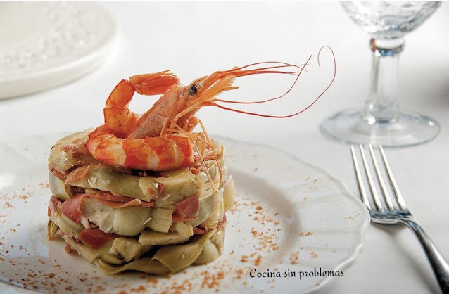 Timbal De Alcachofas Con Jamón Serrano Y Gambas.
