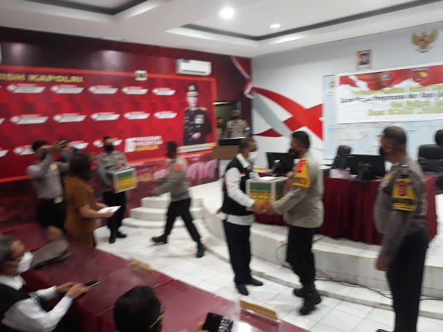 Pemkot Serahkan Bantuan Natura Bagi Aparat TNI Dan Polri 2 20210510 110514