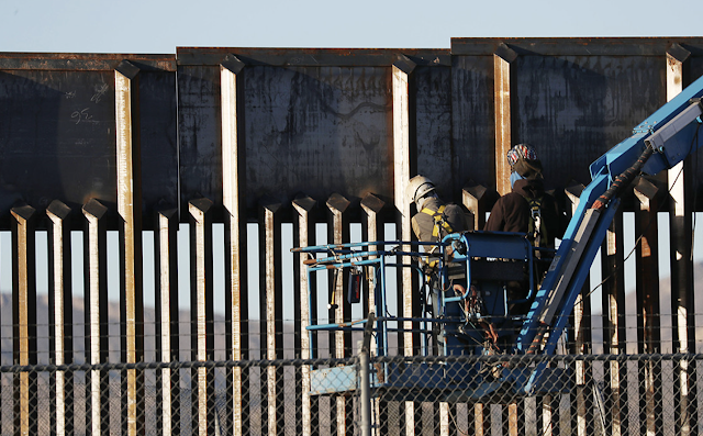 Court seems split on Trump border wall request