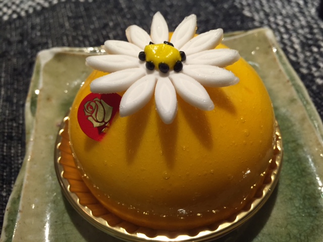 ペコとボブとリュウとレオ コハクもみんなでお楽しみ 白金高輪に美しいケーキの花が咲いていました By Bob Passion De Rose
