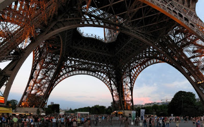 bagian bawah menara eiffel bagian bawah menara eiffel