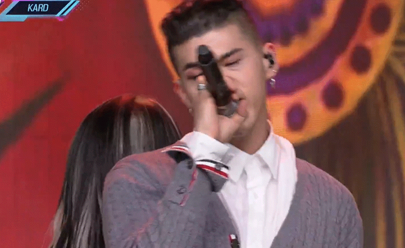 데뷔하고 처음 교복입었는데 분위기 완전 사학루등 | 인스티즈