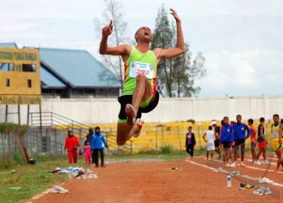 Pengertian dan Cara Melakukan Lompat Jauh Gaya Menggantung - Edukasi Center