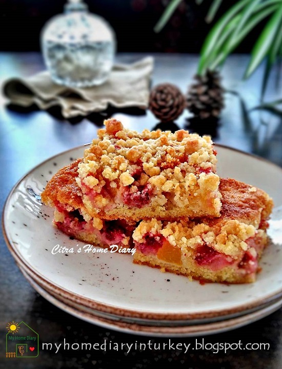 Strawberry and Nectarine Crumble Bar | Çitra's Home Diary. #coffeecake #crumblebarcake #streuselcake #dessert #strawberrycake #nectarinecake #summer