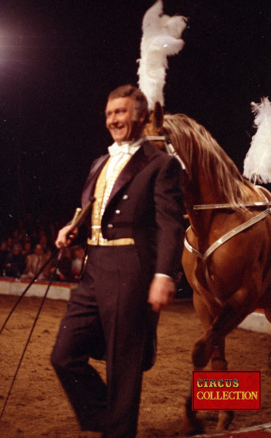 portrait de Fredy Knie senior en piste avec un cheval brun