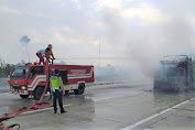 Truk Hino Bermuatan Bahan Kimia Terbakar Diruas Jalan Tol Bakauheni KM 37