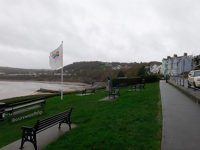Vista da cidade bem próxima da praia de New Quay do País de Gales