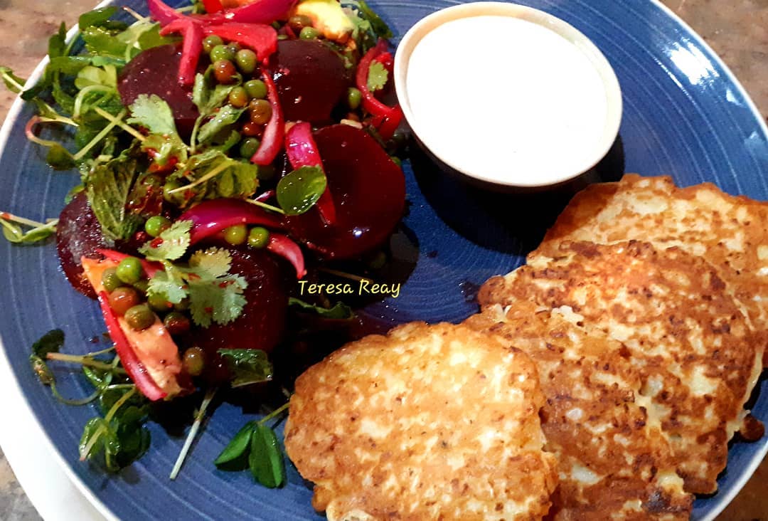 CAULIFLOWER FRITTERS WITH HERBED YOGHURT DRESSING
