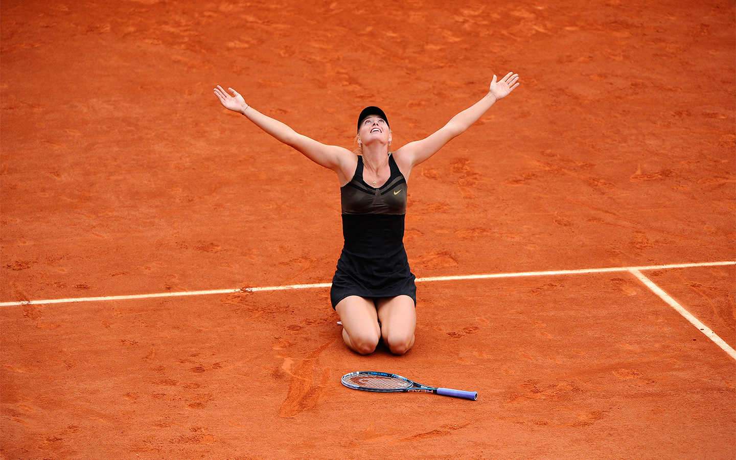 http://1.bp.blogspot.com/-6akJ5rTlFwI/UAYi3t9l_mI/AAAAAAAADlA/dK-Zc2mUFbk/s1600/Maria-Sharapova-reacts-after-career-grandslam-French-Open-2012-victory.jpg