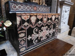 Intérieur de la cathédrale, un autel en mosaïque de marbre