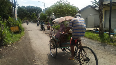 Dampak Jalan Rusak terhadap Aktivitas Masyarakat Dampak Jalan Rusak terhadap Aktivitas Masyarakat