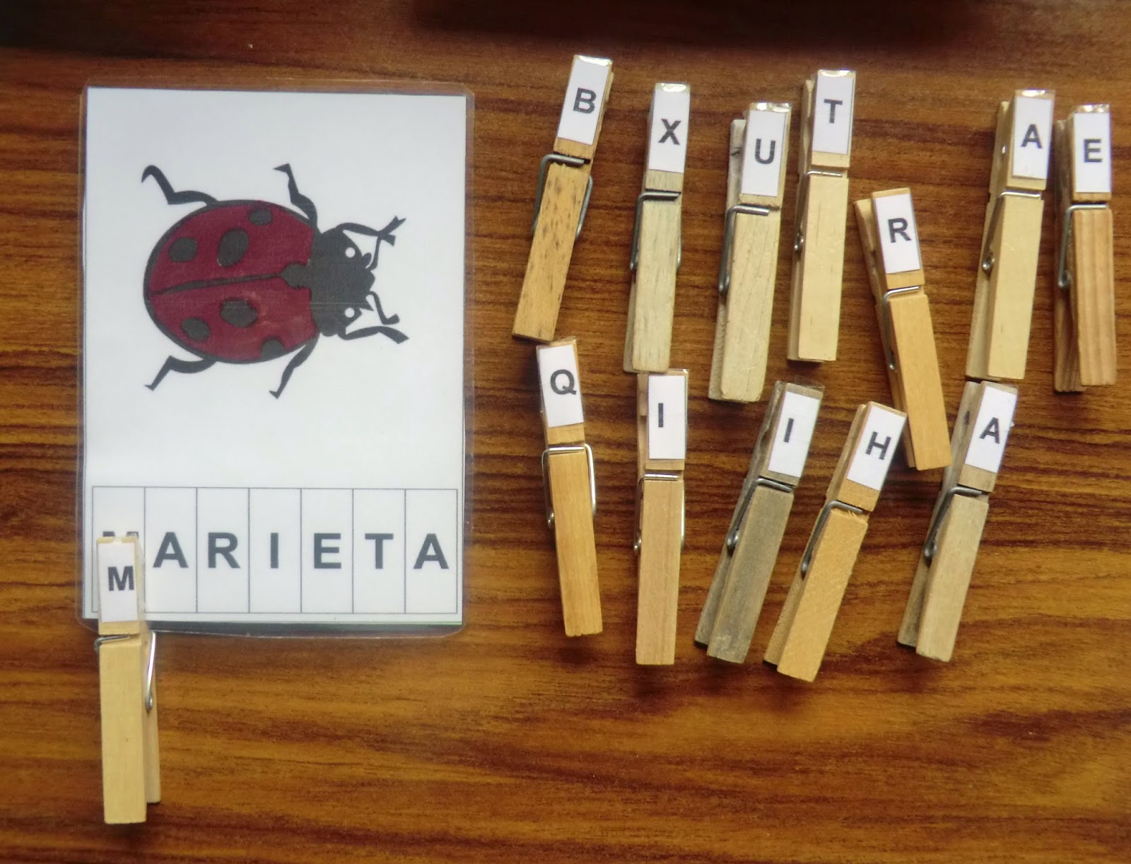 La Caseta, un lloc especial: Lectoescriptura amb pinces