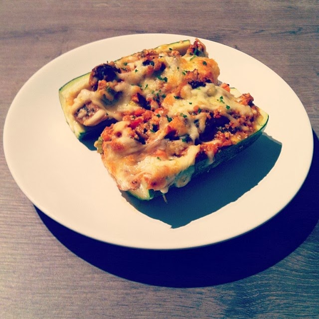 ÜBERBACKENE ZUCCHINI MIT TOFUFÜLLUNG ÜBERBACKENE ZUCCHINI MIT TOFUFÜLLUNG