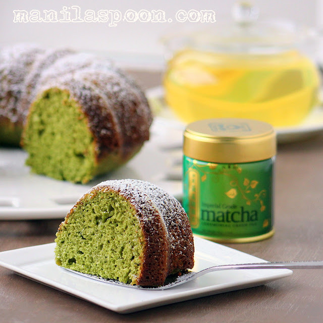 Celebrate St. Patrick's Day without fear with these dye-free and naturally green delicious cakes! Perfect desserts to welcome Spring, too! | manilaspoon.com