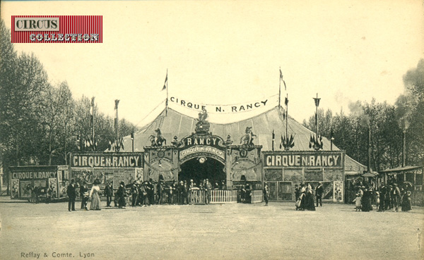 Chapiteau, roulottes, façade et centrale électrique du cirque Français de Napoleon Rancy