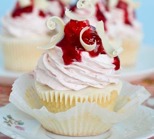 White Chocolate Strawberry Cupcakes #desserts #vanilla