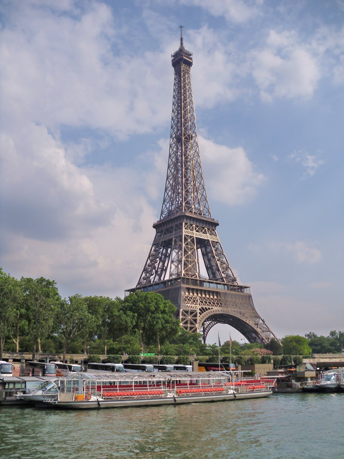 Între vis si realitate 2: Turnul Eiffel