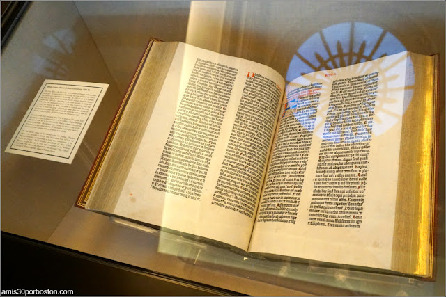 Biblia de Gutenberg en la Widener Memorial Room, Universidad de Harvard 