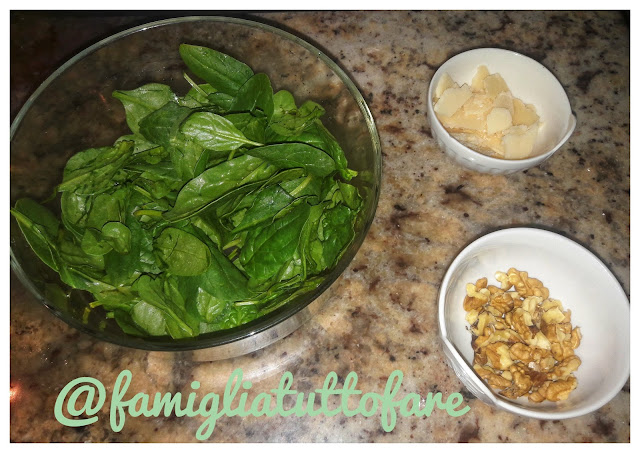 ricetta insalata di spinaci noci e parmigiano