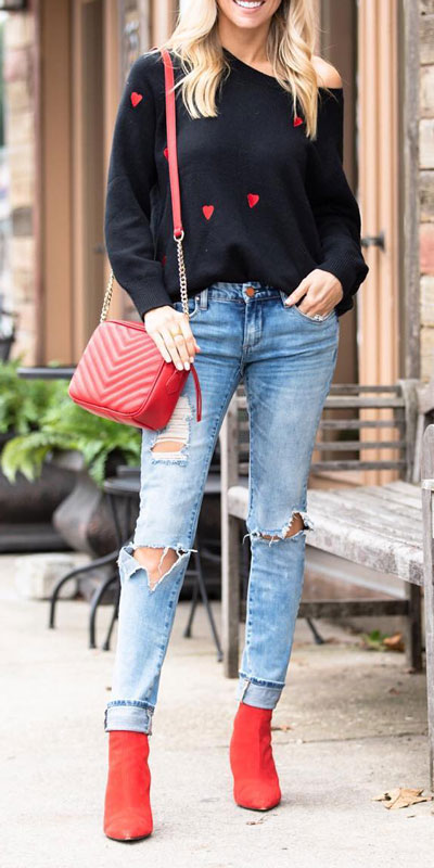 No matter what kind of date night you have planned for Valentine's Day. Here are 29 Romantic Valentines Day Outfits to Wow Your Date. Women's style + Fashion via higiggle.com | casual jeans look | #valentine #romance #sweater