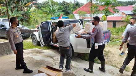 Polres Dharmasraya Amankan Ribuan Dus Rokok Ilegal di Pasar Baru