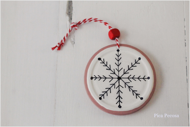 tapas-botes-pintadas-decoracion-navidad-falsas-rodajas-madera-marcador-mesa