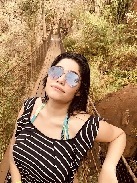 Recanto das Cachoeiras em Brotas mulher em uma ponte sorrindo