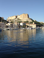 Photo du port et de la ville-forteresse de Bonifacio