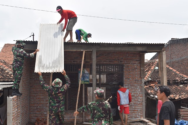 Foto Kemanunggalan TNI-Rakyat Dalam Rehab RTLH di Rumah Ibu Khoiriyah Sidogemah