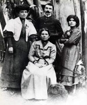 1905. Ο Νίκος Καζαντζάκης με τη μητέρα του Μαρία, ανάμεσα στις αδελφές του Αναστασία και Ελένη, στο Ηράκλειο